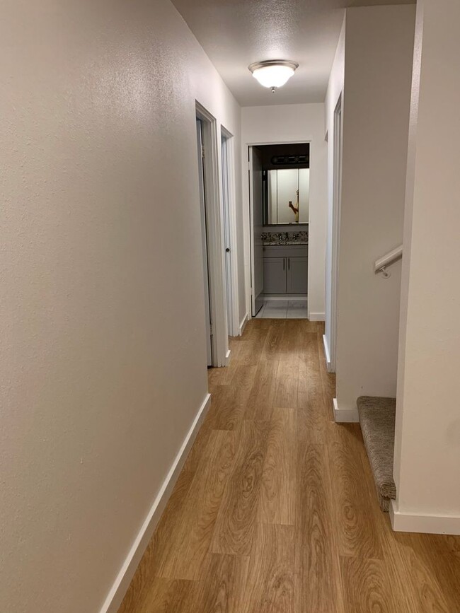 Building Photo - 3 bed, 2 bath, 2 parking, Townhome at Yach...