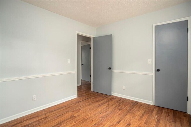 Building Photo - 1106 Oak Rd SW