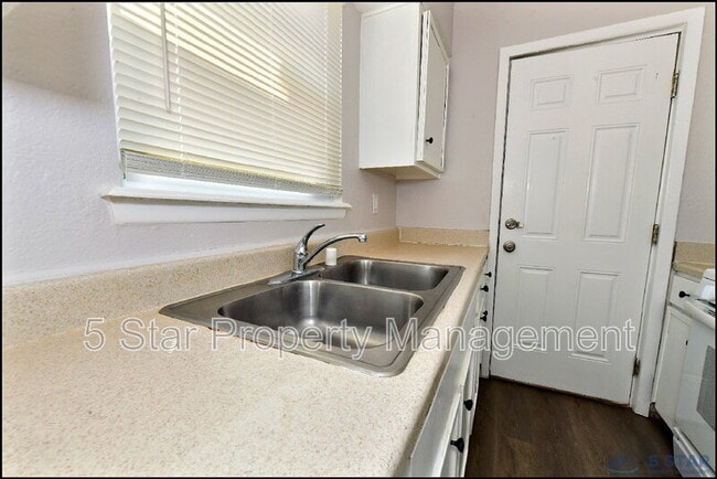 Building Photo - 1916 Lee Elder Dr