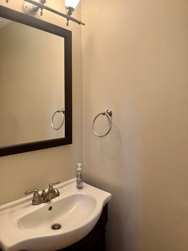 Building Photo - Charming 2 Bedroom/2 Bathroom in Laurel Valley!