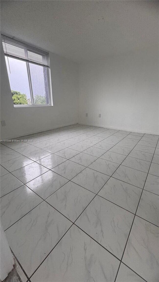 Building Photo - 10000 NW 80th Ct