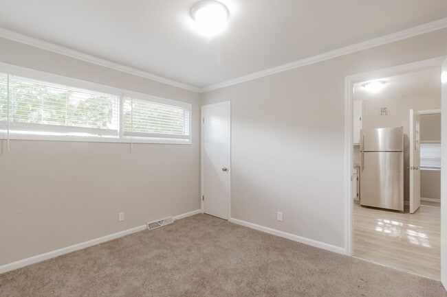 Building Photo - 609 Marguerite Dr NW