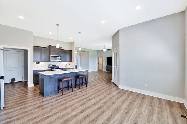Building Photo - Living in Luxury