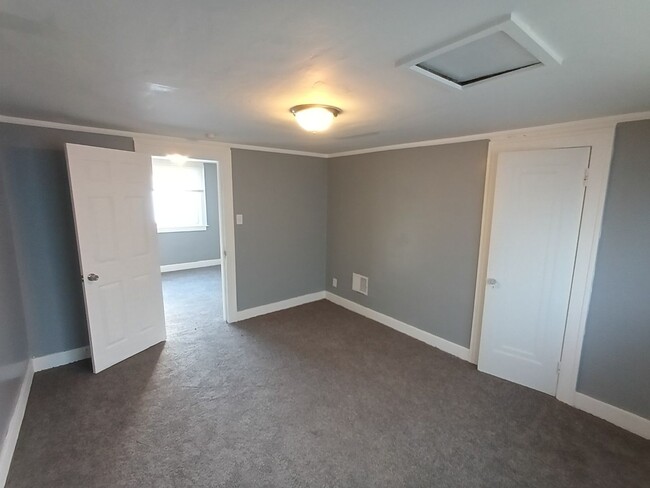 Building Photo - 4 bedroom, 1 bath, now available!