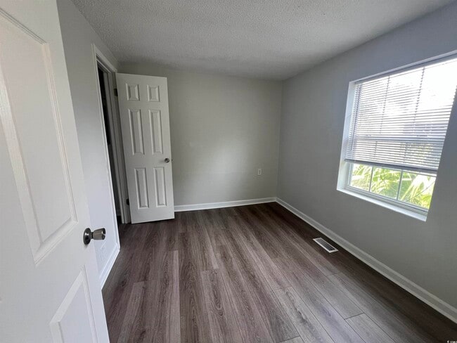 Building Photo - 1508 Edge Dr