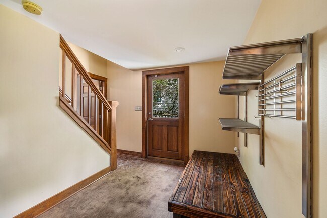 Building Photo - Meticulously maintained 3-bedroom, 2-bath ...