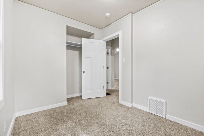 Building Photo - 2 Bedroom for Rent in Des Moines