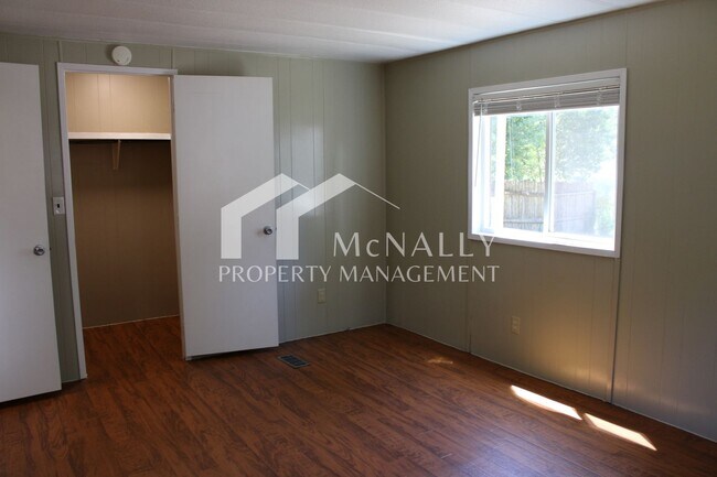 Building Photo - Lakefront Living in Lakebay