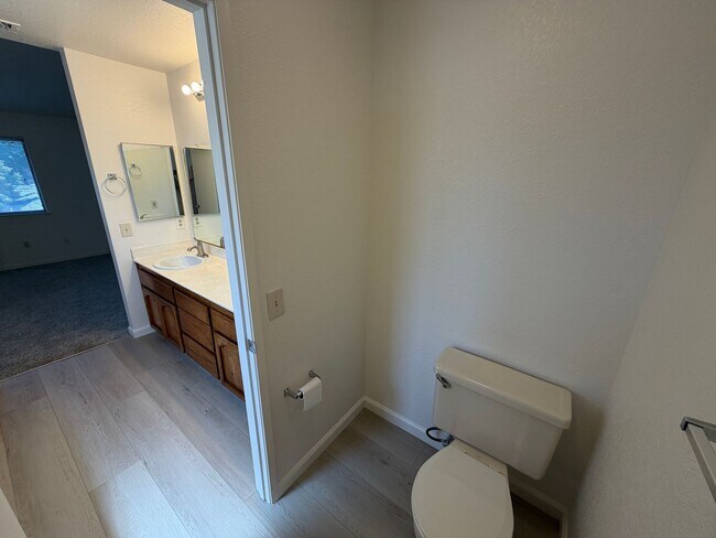 Building Photo - 872 Shellwood Way