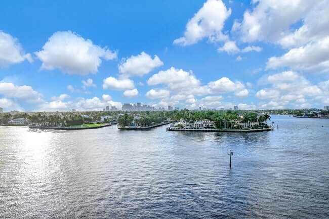 Building Photo - 301 N Birch Rd