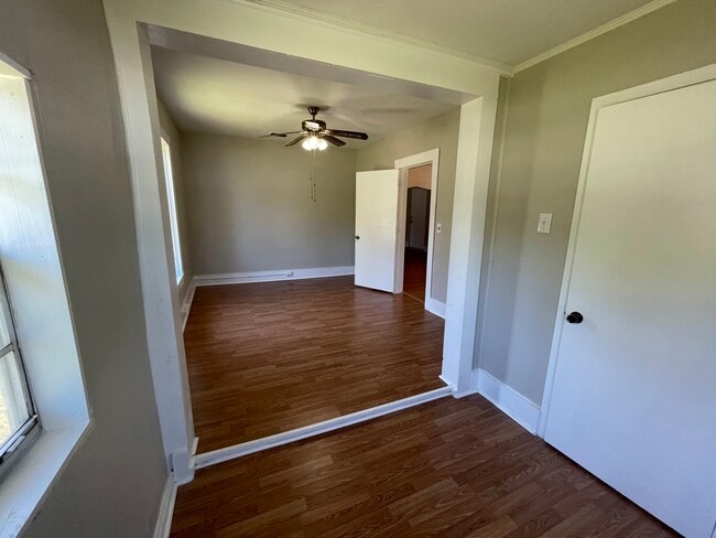 Building Photo - 1804 W 5th St