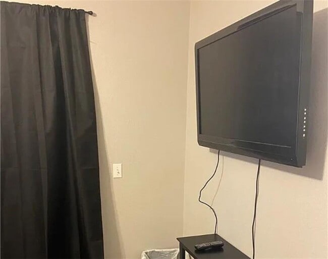 Building Photo - 826 W Peachtree Dr