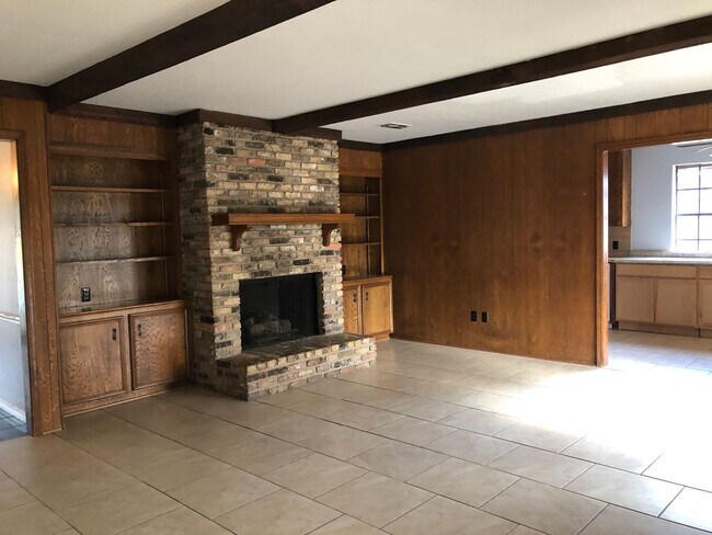 Building Photo - 10114 Village Green Dr