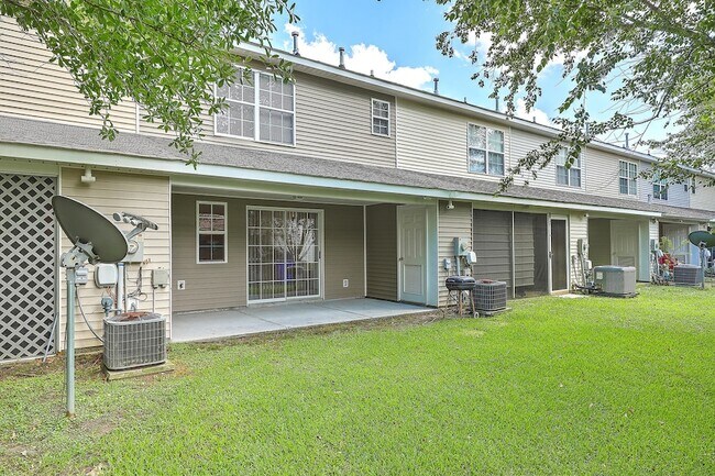 Building Photo - 8074 Shadow Oak Dr