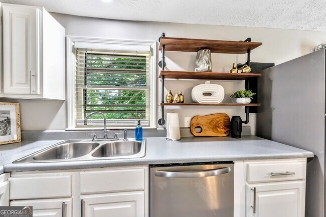 Building Photo - 165 Cole Lake Rd