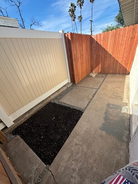 Building Photo - 475 W Ramona Dr