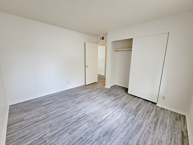 Building Photo - 3 Bedroom 2 Bath Condo Available Now!