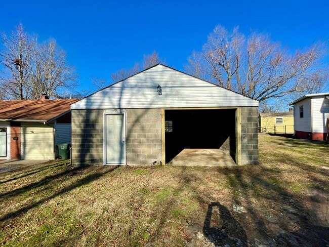 Building Photo - 3 Bedroom 1 Bathroom Home Located In Green...