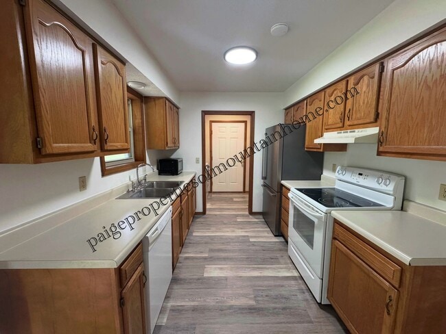 Building Photo - Bright & Spacious 3 Bed / 2 Bath Home in Town!