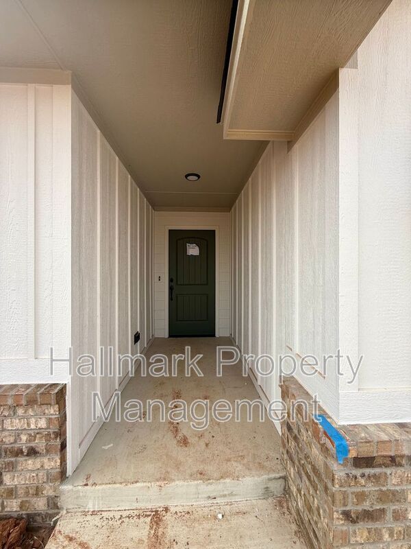 Building Photo - 627 Trails End Dr