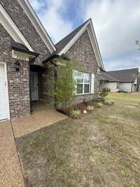 Building Photo - Beautiful 4-bedroom 3 full bathroom home i...