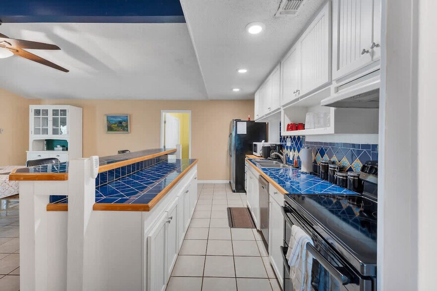 Building Photo - 2388 Lakeshore Dr