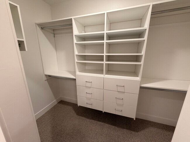 Building Photo - HC 528 C