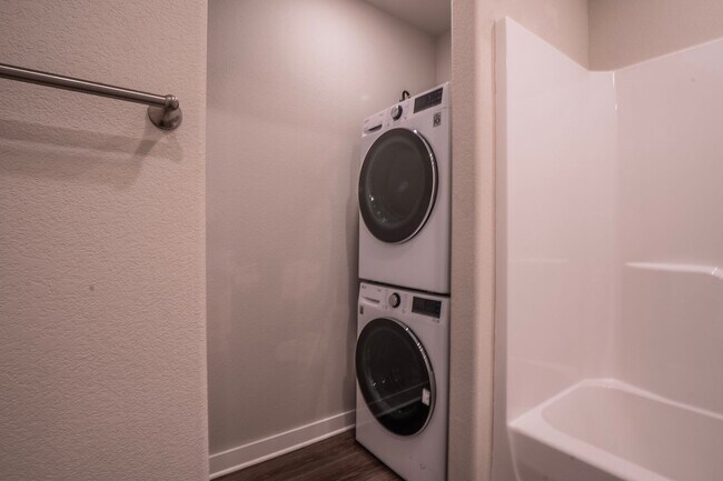 Building Photo - 2 Bedroom 2 Bath home located in Fayetteville!