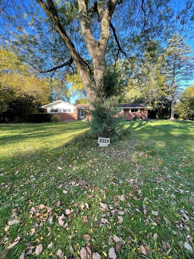 Building Photo - Beautiful Three Bedroom Home