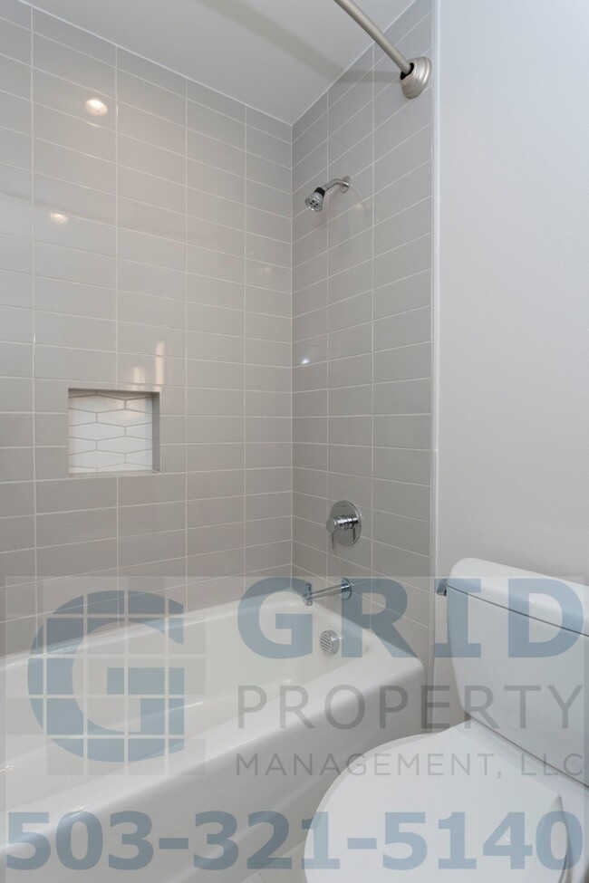 Building Photo - GPM392 - NE Everett St (T1)