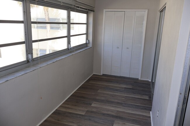 Building Photo - 2/1.5 condo in St Pete - remodeled and upd...