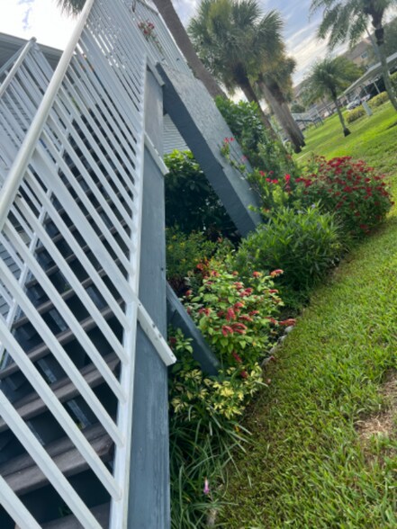 Building Photo - 178 SE Village Dr