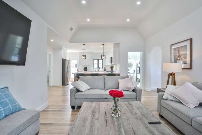 Building Photo - Fully Furnished 3BR Home in Long Beach W/ Appliances