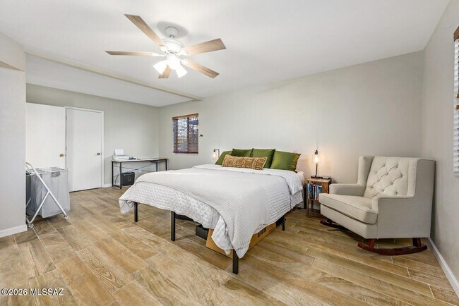 Building Photo - 2191 S Sunburst Dr