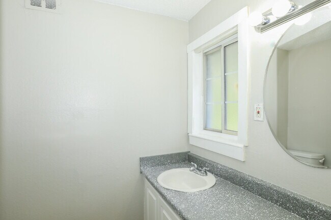 Building Photo - All-Electric 2BR/1.5BA Gem in Prime Campbellton Rd Location