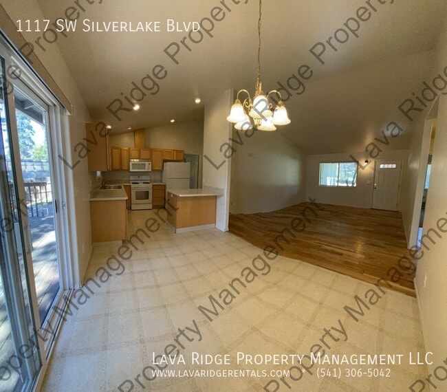 Building Photo - 1117 SW Silver Lake Blvd