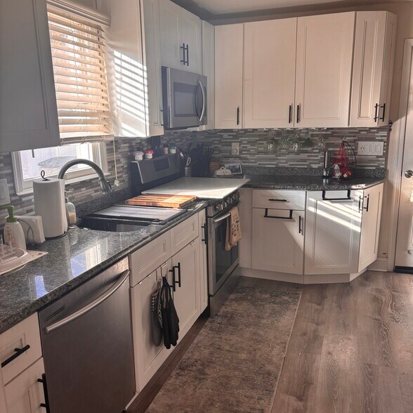 Building Photo - 466 Windsor Dr