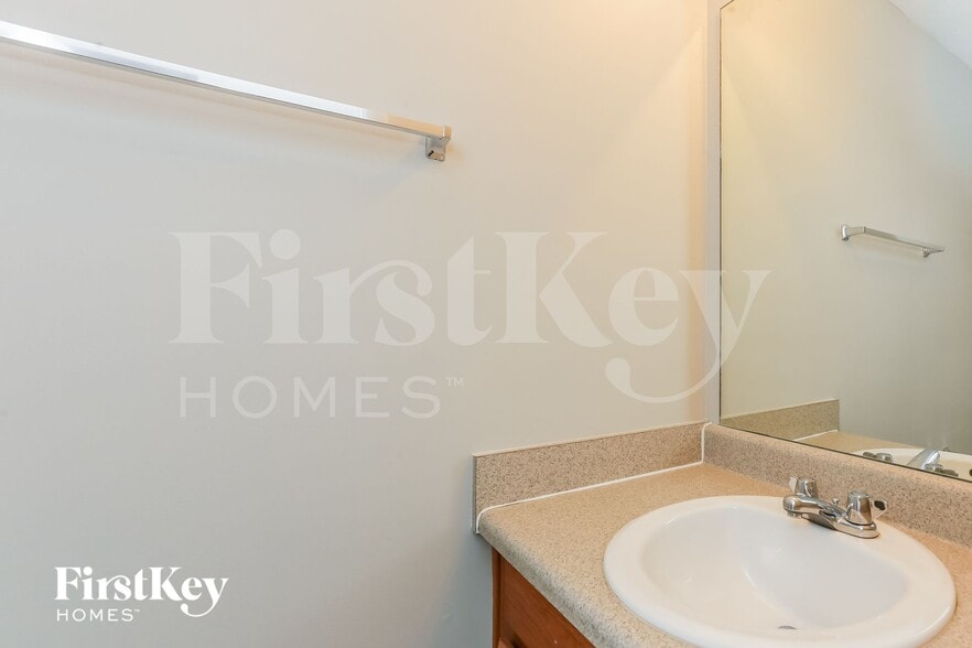 Building Photo - 2692 S Hills