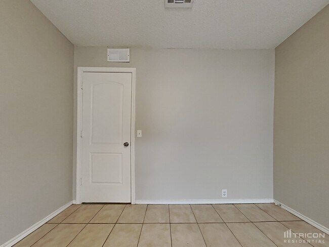 Building Photo - 4512 Merlot Dr