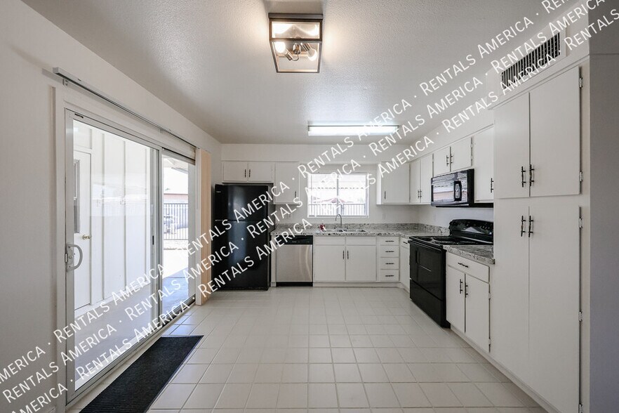 Building Photo - 6913 W Solano Dr N