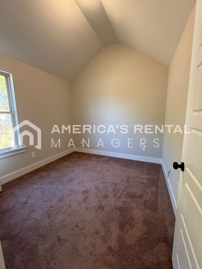 Building Photo - Townhome for Rent in Chelsea! COMING SOON!