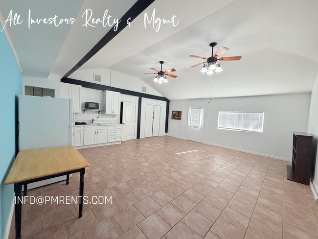 Building Photo - 420 Hutchison St