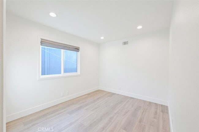 Building Photo - 411 Goldenrod Ave