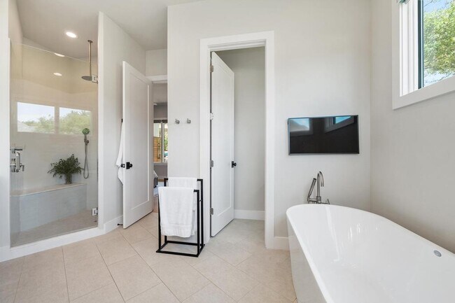 Building Photo - 2600 Arion Cir