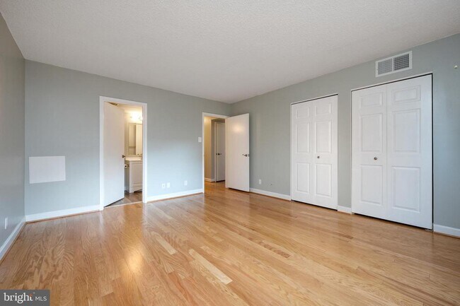 Building Photo - 3800 Fairfax Dr
