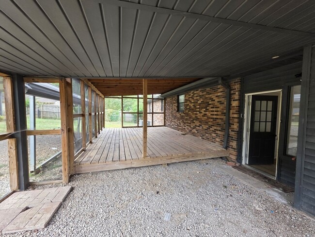 Building Photo - FOR LEASE Charming All-Brick Home on 1 Acr...
