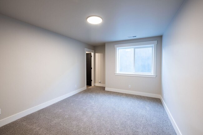 Building Photo - 715 Pine Ridge Ln