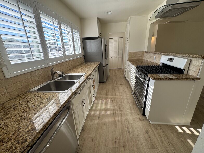 Building Photo - 1121 Calle Tulipan