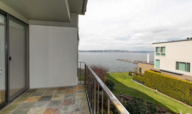 Building Photo - Beautiful Waterfront Condo in Kirkland - A...