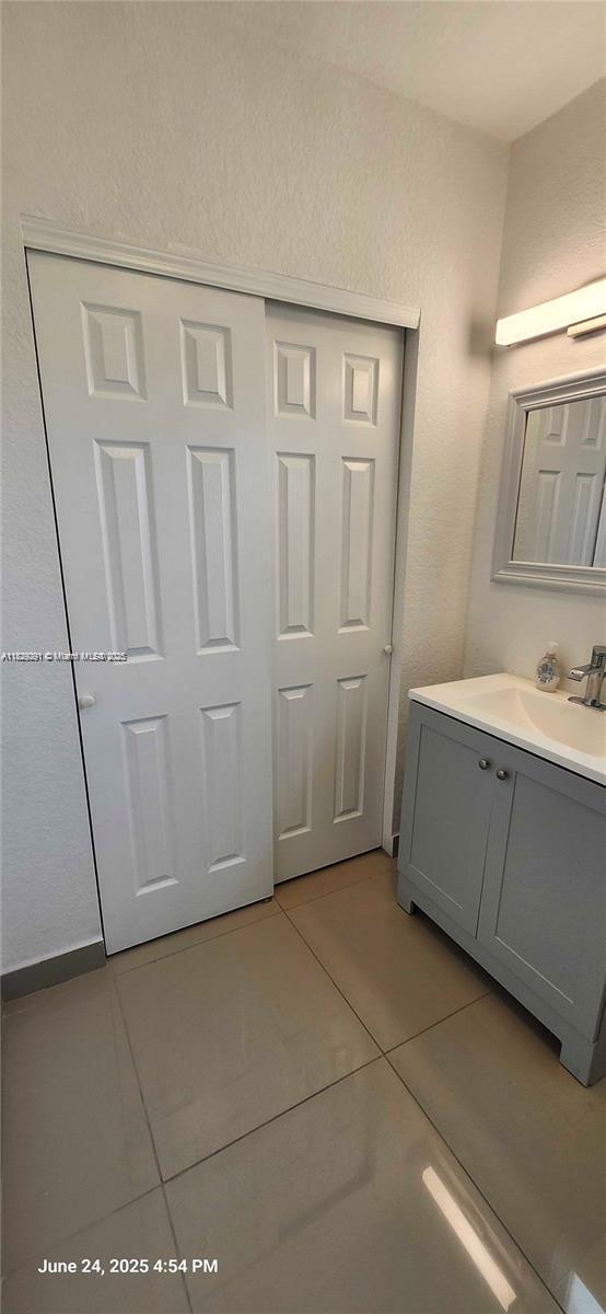 Building Photo - 9800 E Bay Harbor Dr